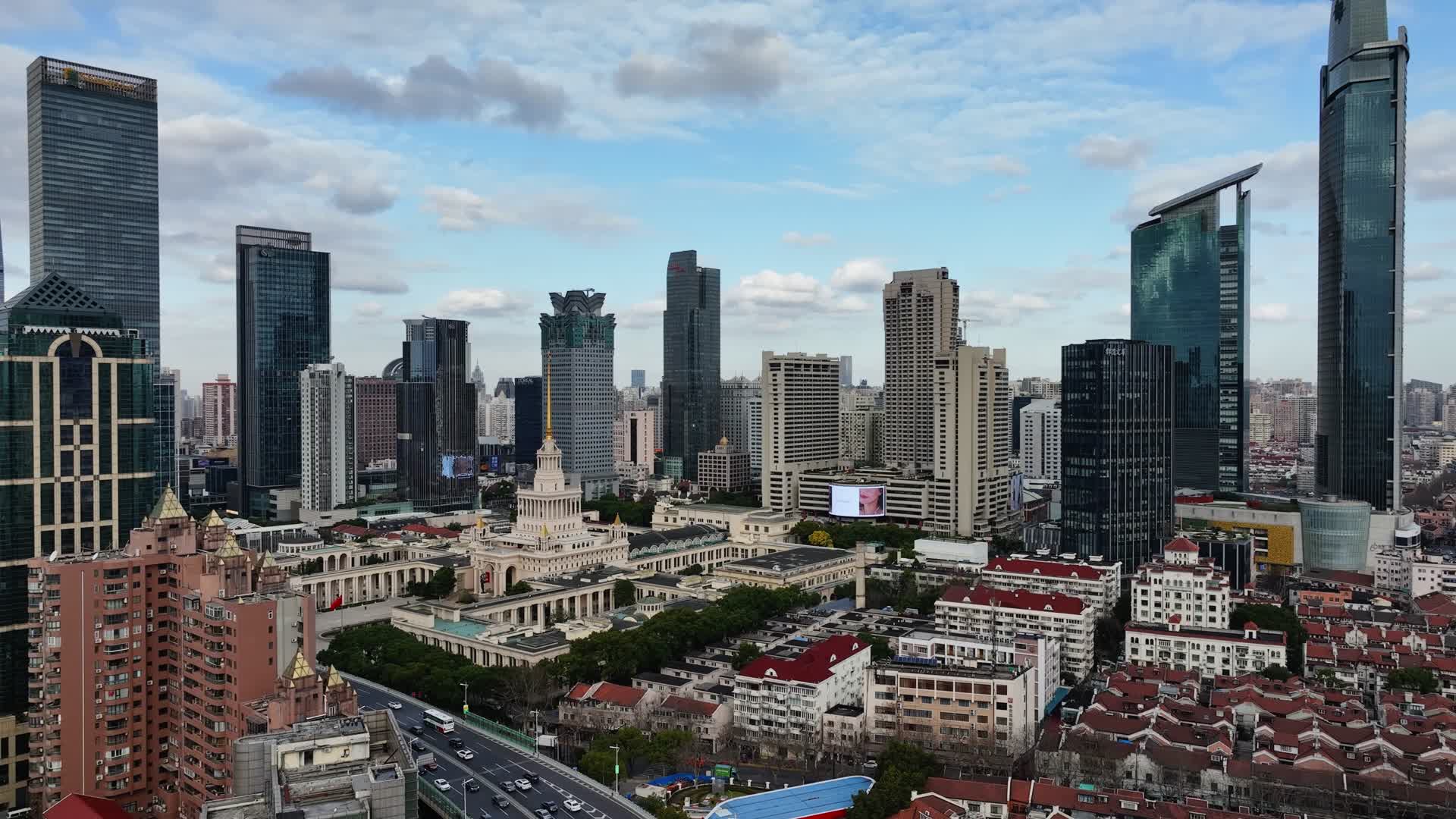 上海展览中心中苏友好大厦日出蓝天白云航拍视频的预览图
