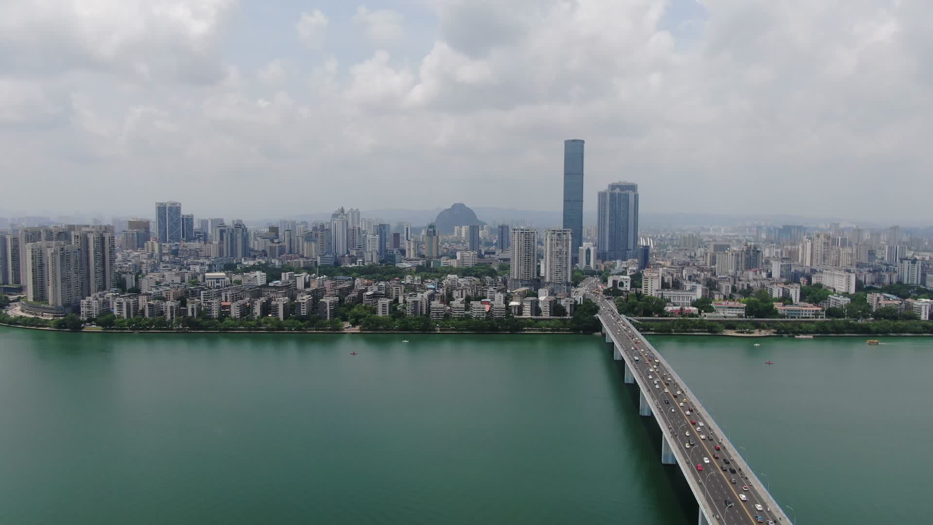 航拍广西柳州文昌大桥交通视频的预览图