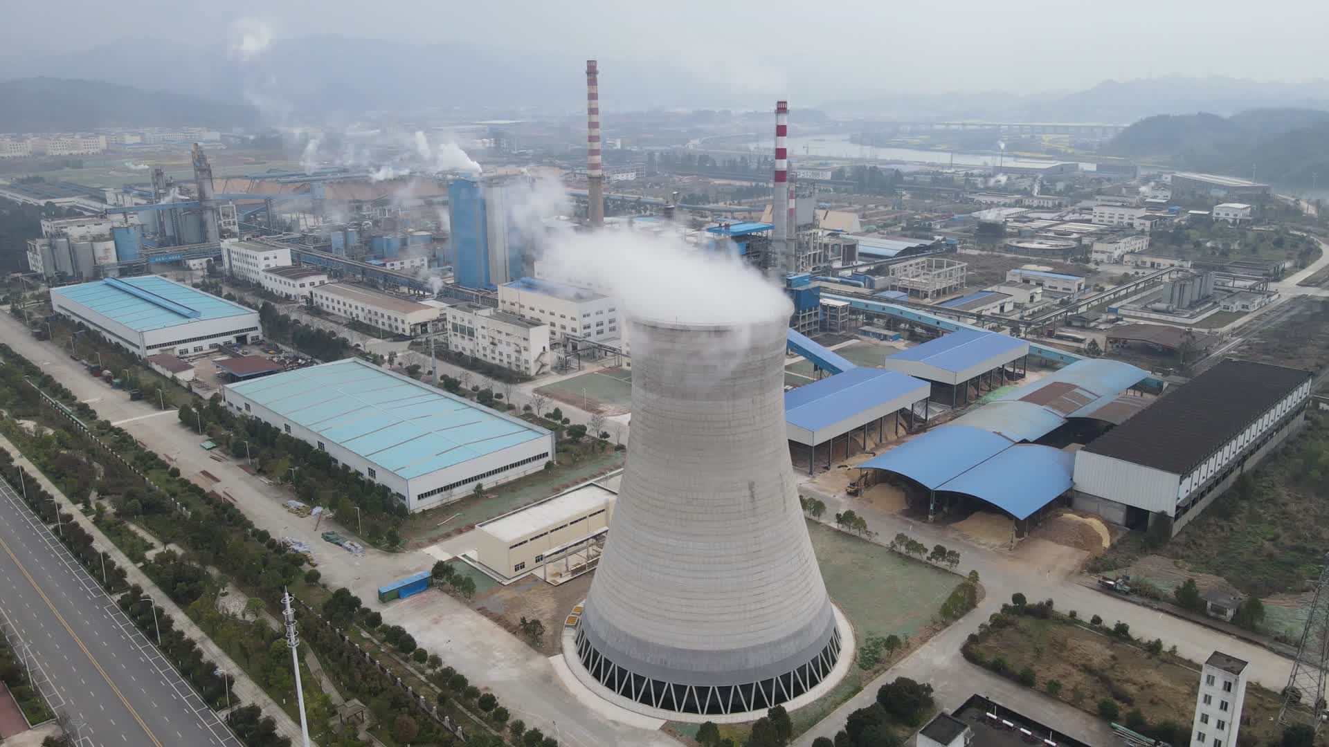 航拍工业生产厂房烟冲废气排放视频的预览图