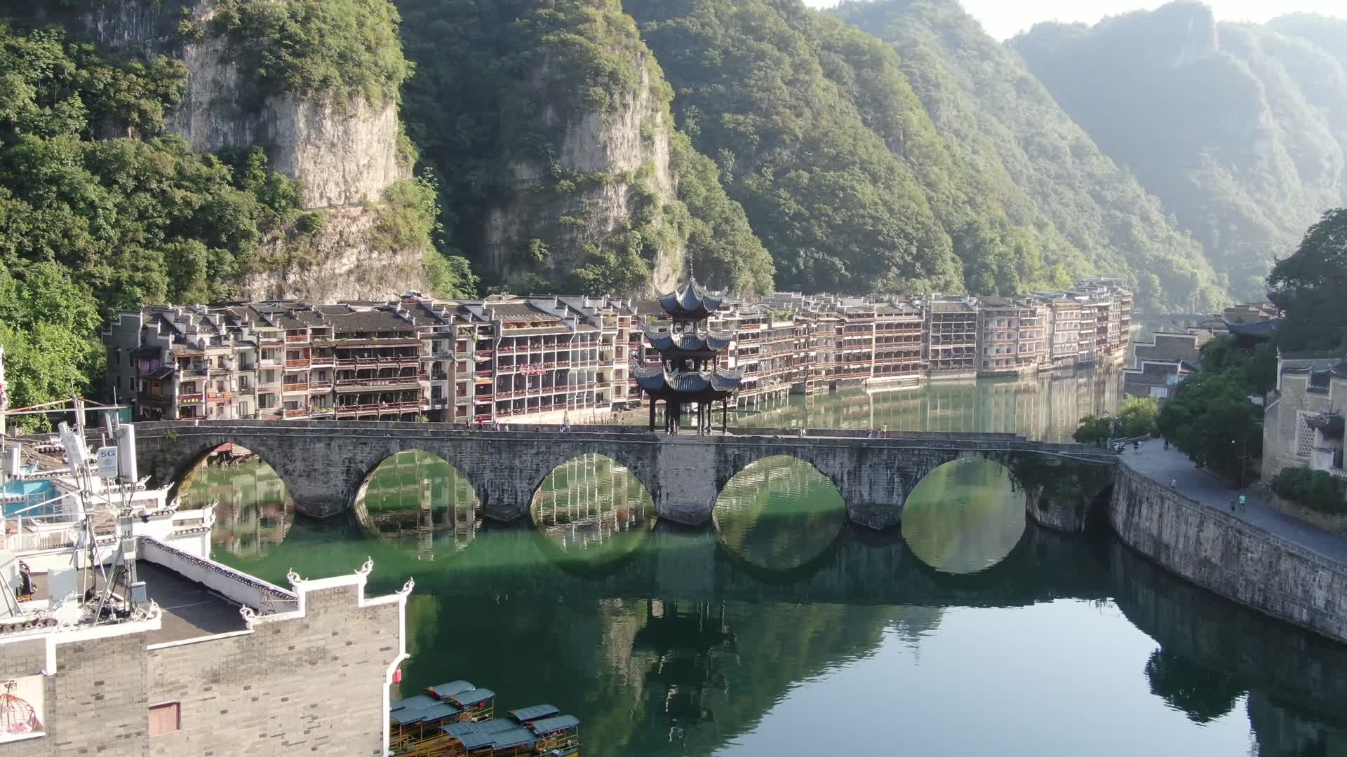 航拍贵州镇远古城舞阳河祝圣桥视频的预览图