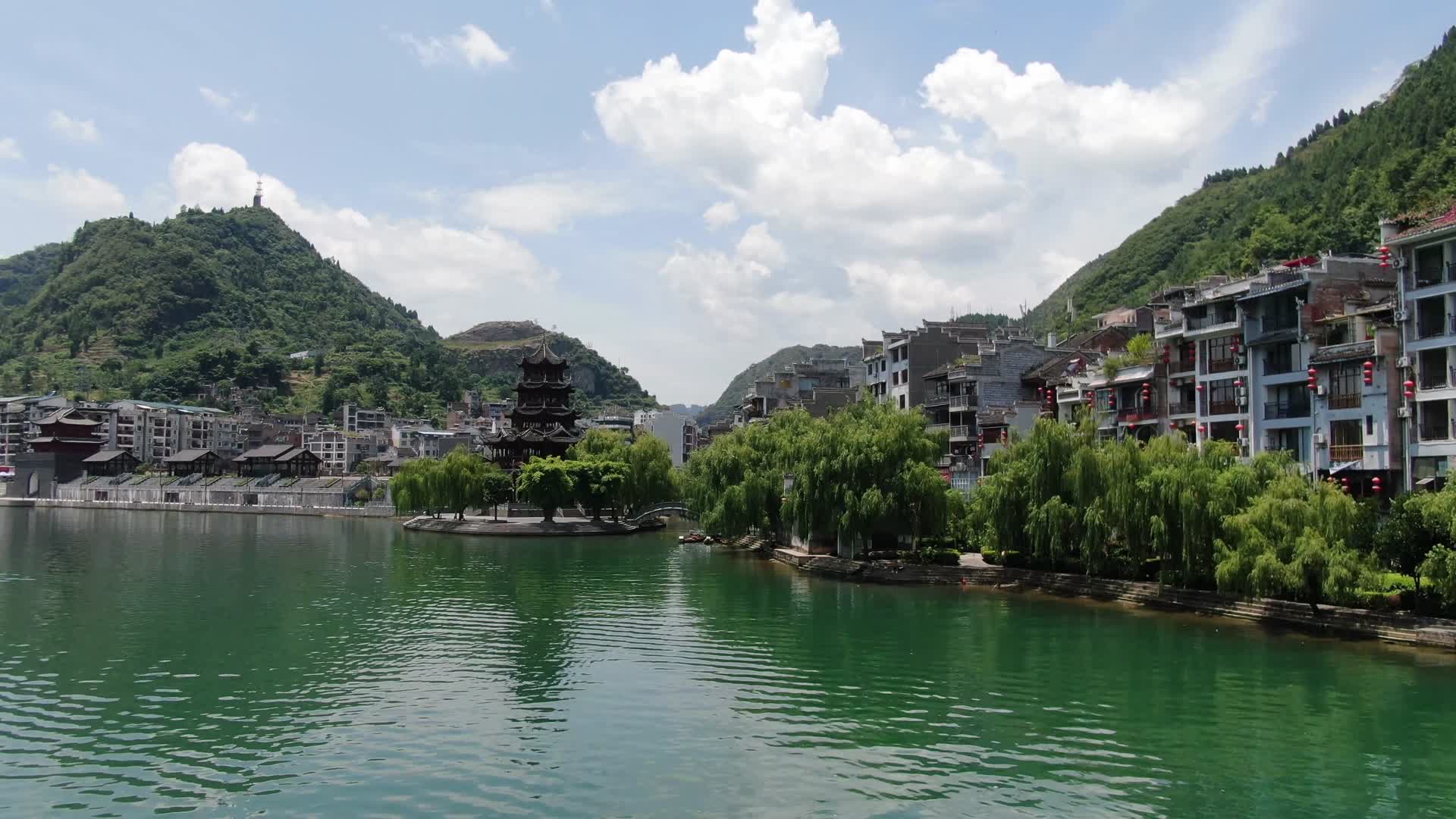 航拍贵州镇远古城5A景区舞阳河风光视频的预览图