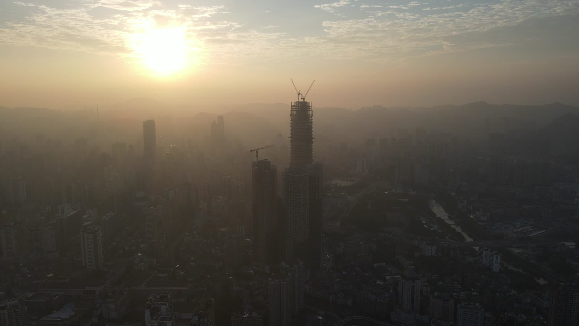 航拍贵州贵阳日出城市迷雾视频的预览图