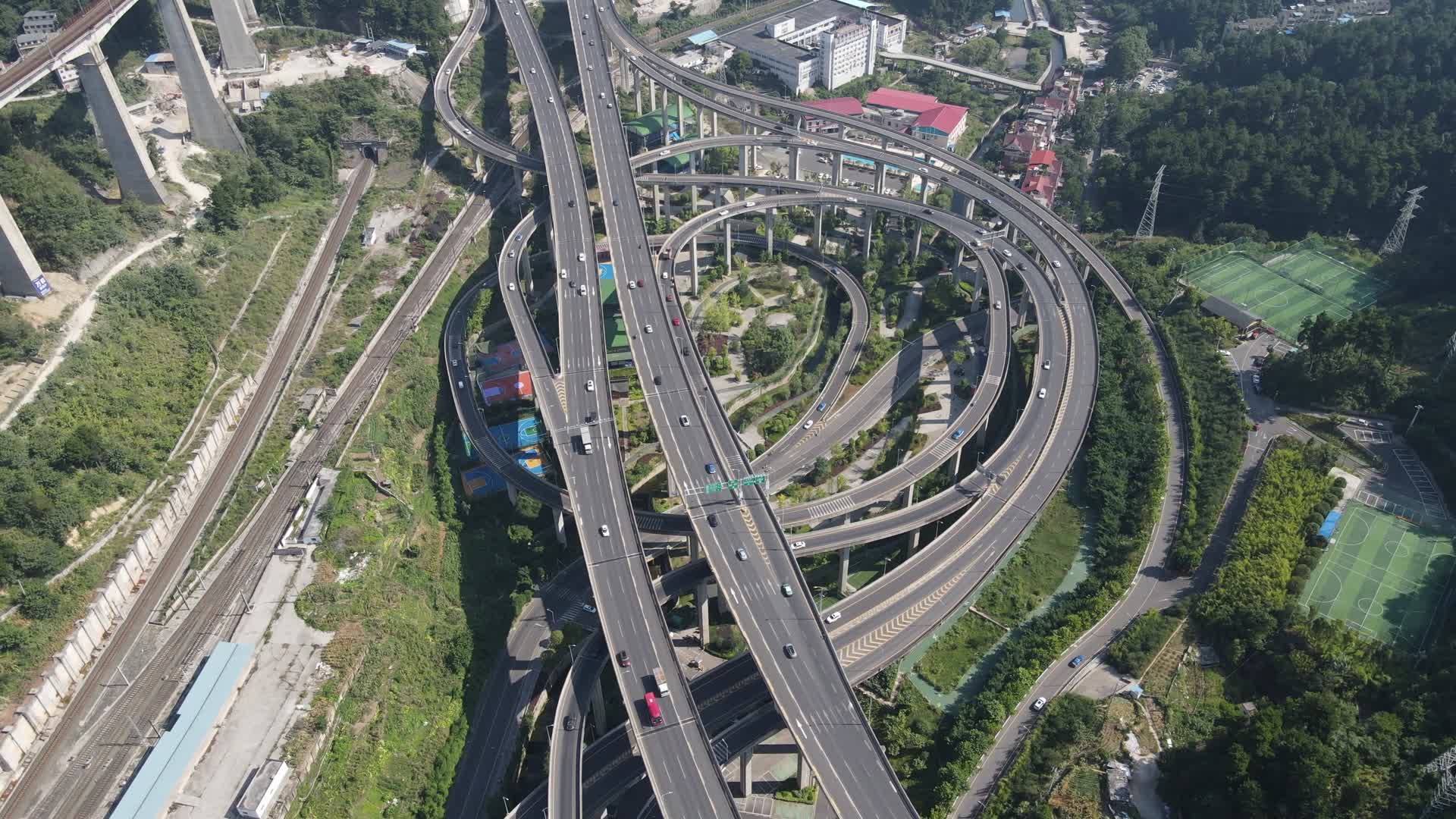 航拍贵阳黔春立交桥交通视频的预览图