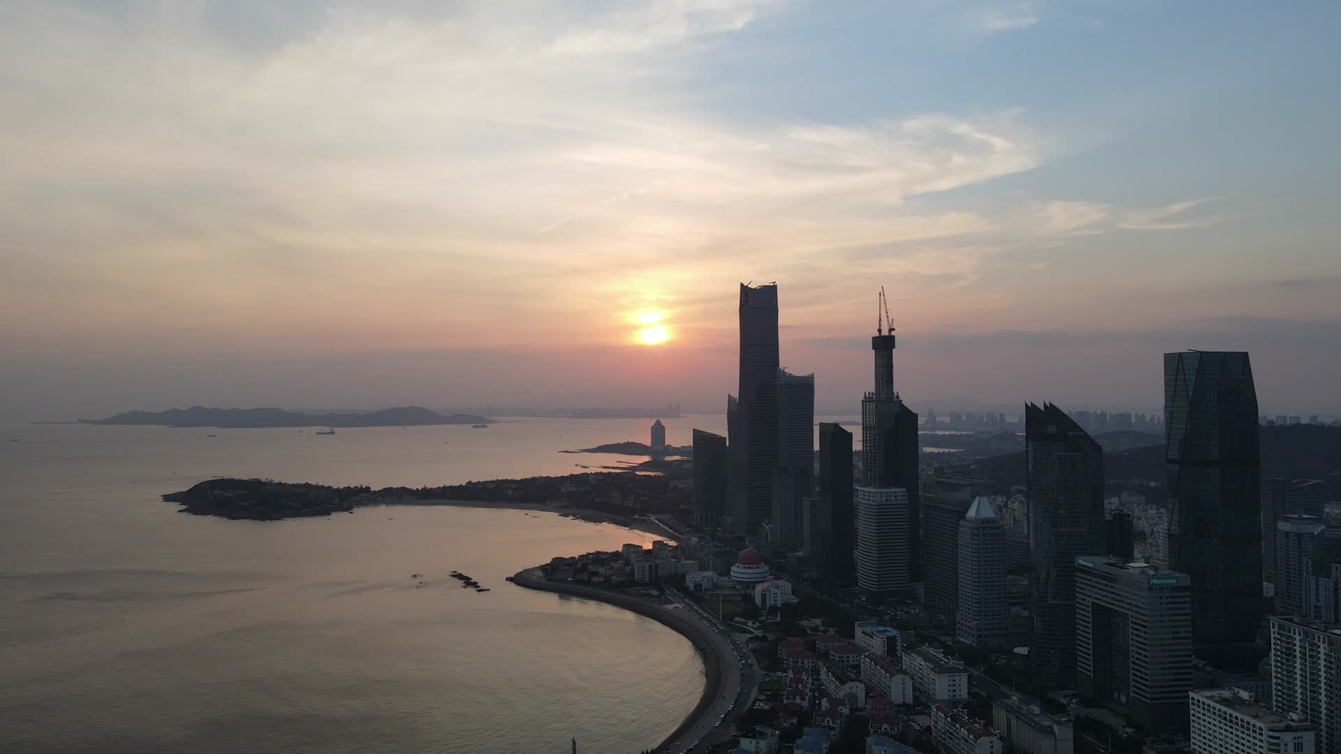 航拍海滨城市青岛日落夕阳视频的预览图