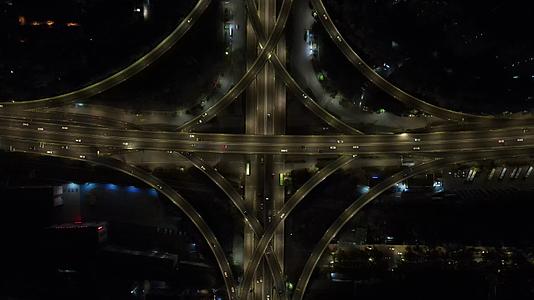 城市高架桥夜景交通航拍视频的预览图