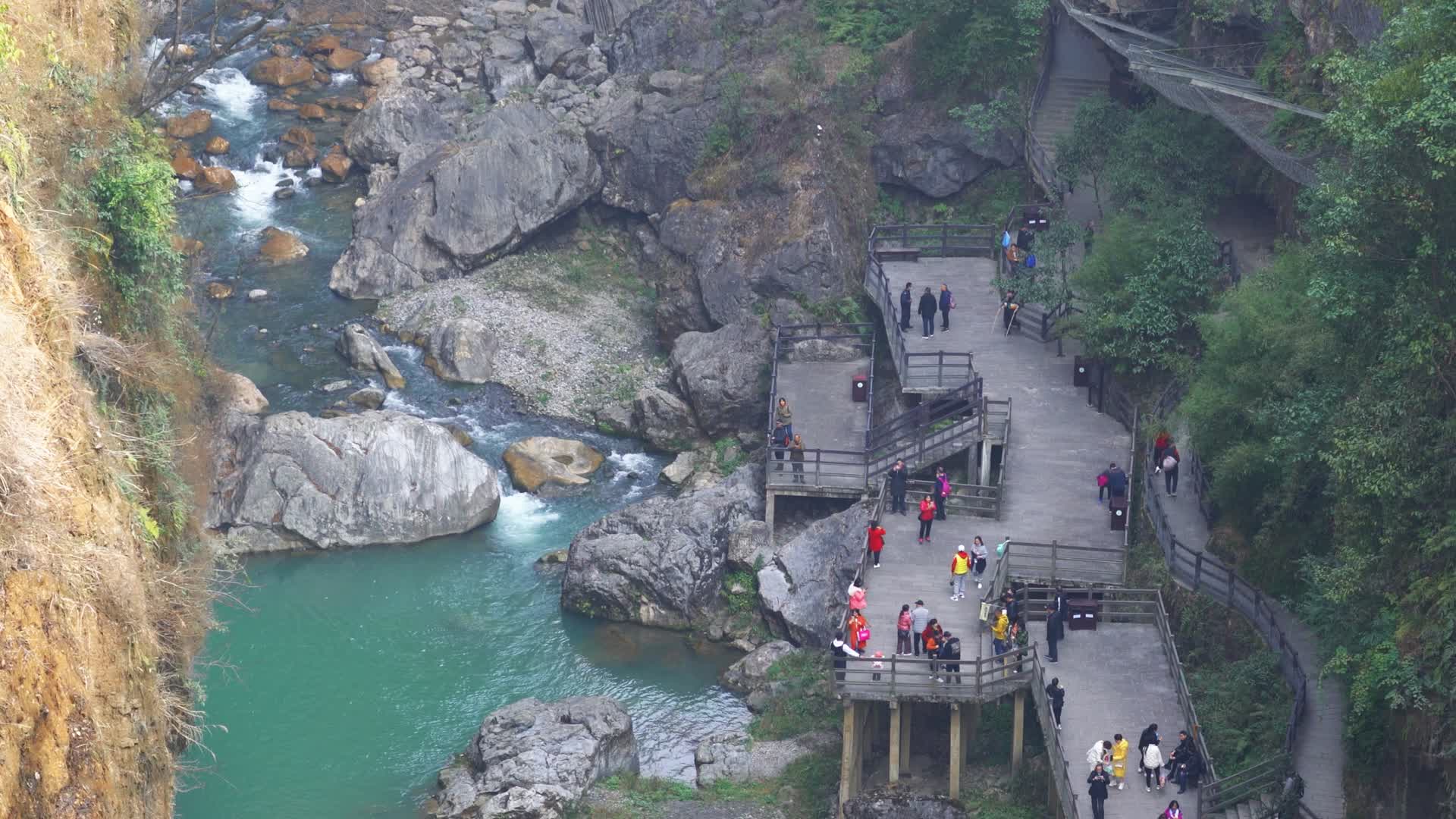 4K湖北恩施大峡谷云龙地缝来往游客实拍视频视频的预览图