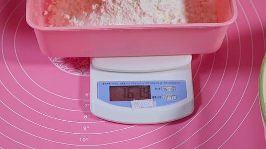 厨房秤称糖粉面粉做面食克数视频的预览图
