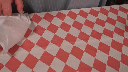 厨房纸巾擦桌子做家务视频的预览图