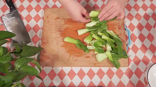 菜刀切碎小油菜菜心上海青绿叶菜视频的预览图