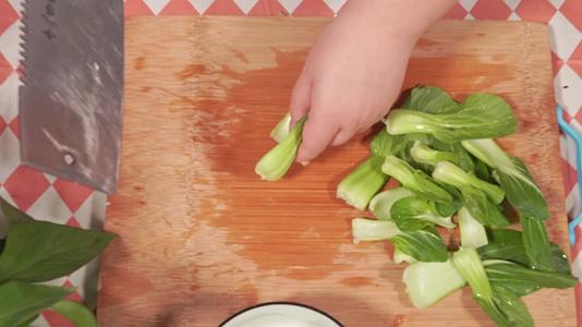 菜刀切碎小油菜菜心上海青绿叶菜视频的预览图