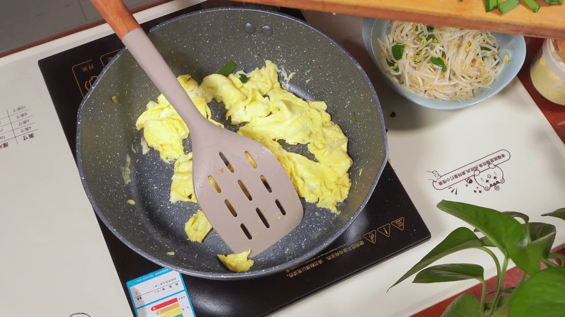炒制韭菜炒鸡蛋视频的预览图