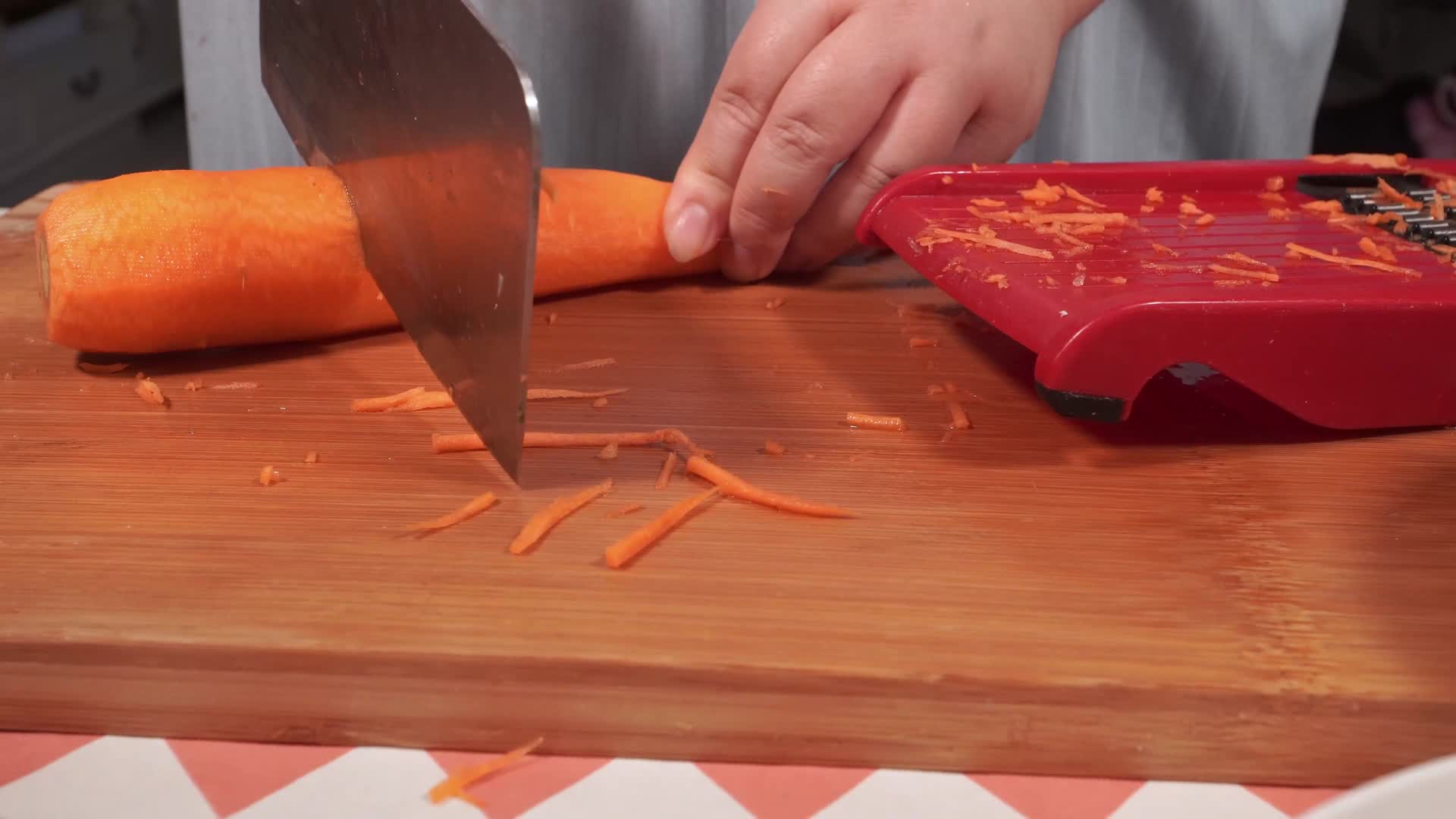 擦丝器擦胡萝卜丝处理胡萝卜视频的预览图