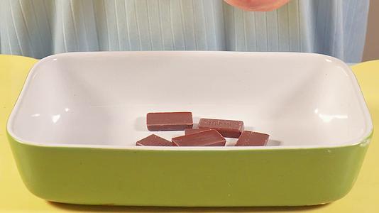 拆开巧克力包装纸制作甜品情人节朱古力视频的预览图