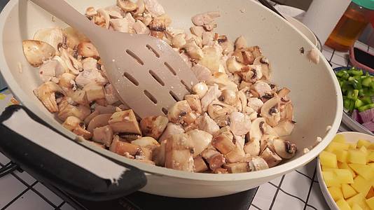 炒制鸡肉蘑菇蔬菜丁制作咖喱酱视频的预览图