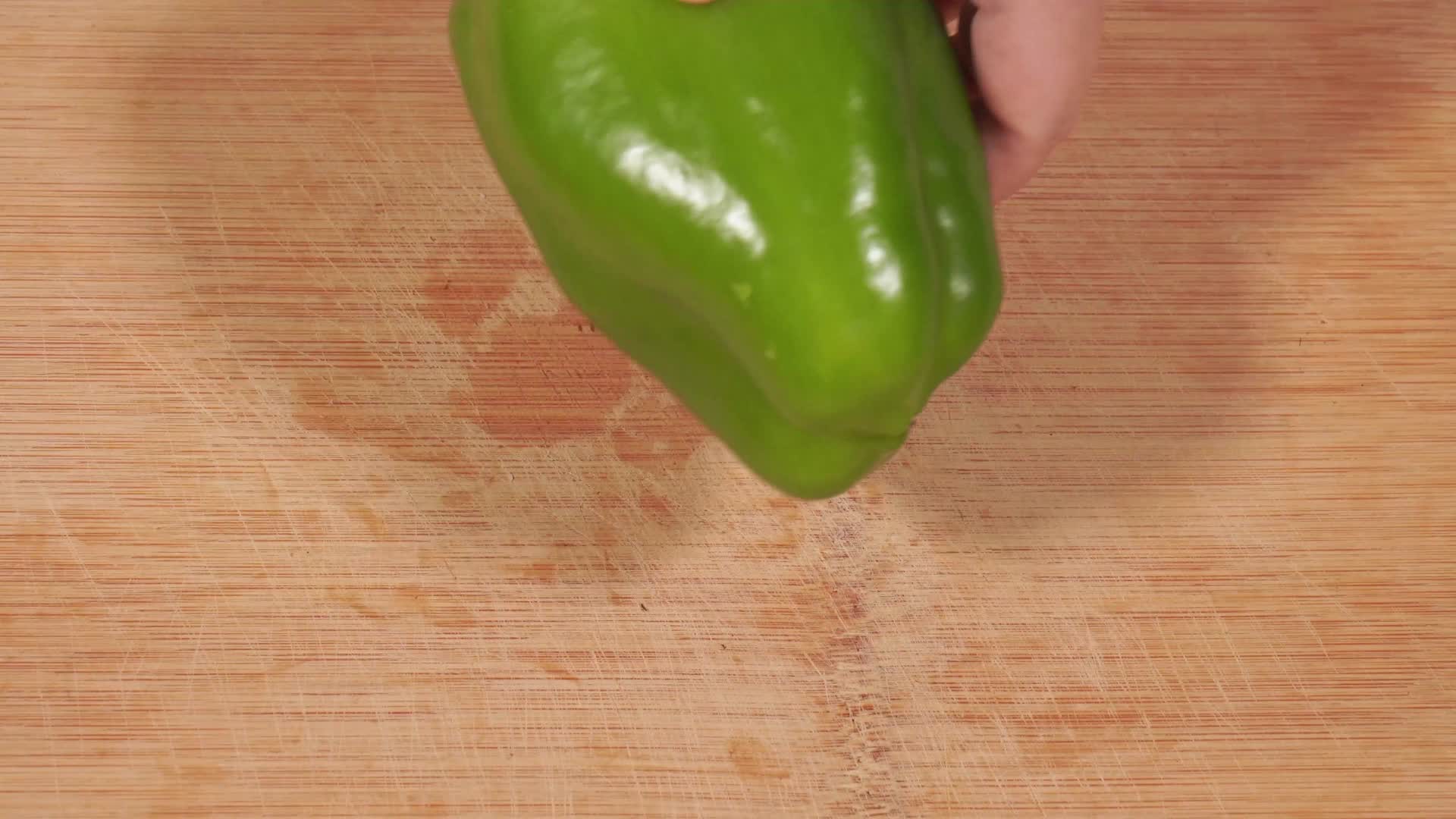 彩椒彩椒水果椒甜椒柿子椒切块蔬菜切菜视频的预览图