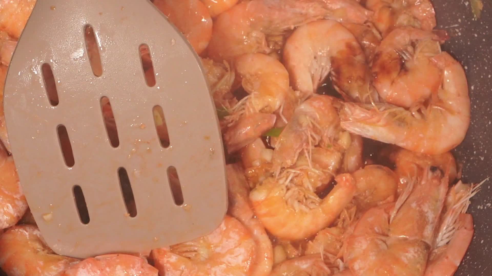 炒制油焖虾红烧大虾油焖大虾海鲜视频的预览图