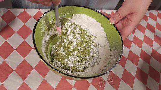厨房秤称面粉筛入蛋糕胡烘焙做蛋糕视频的预览图