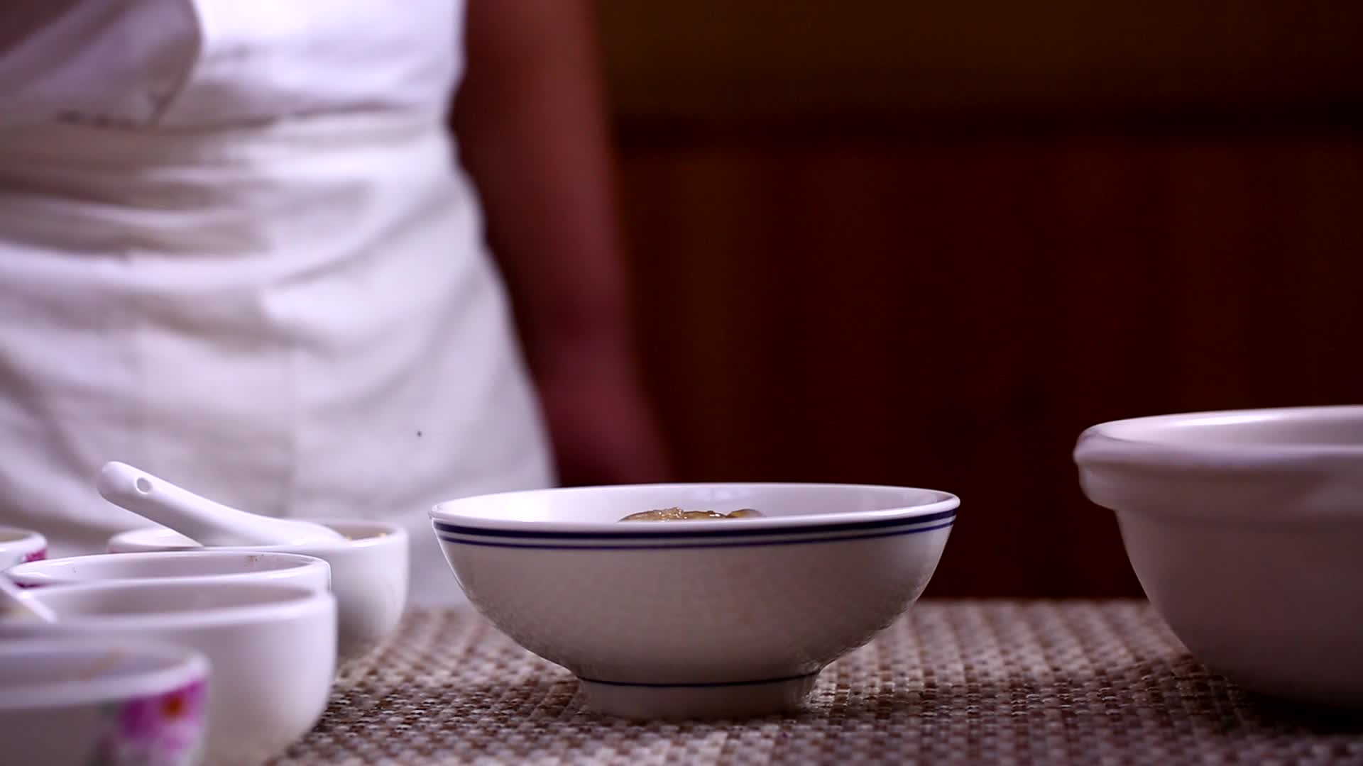 厨师制作酸辣粉加调料调味料视频的预览图