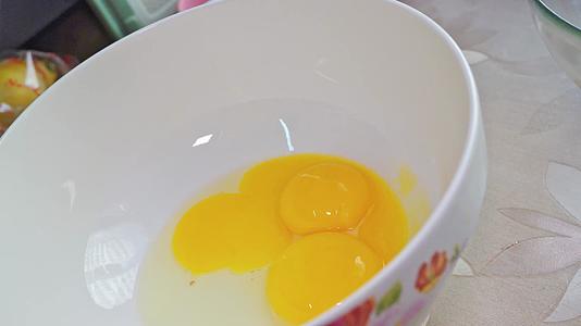 打蛋器磕鸡蛋打鸡蛋做糕点视频的预览图