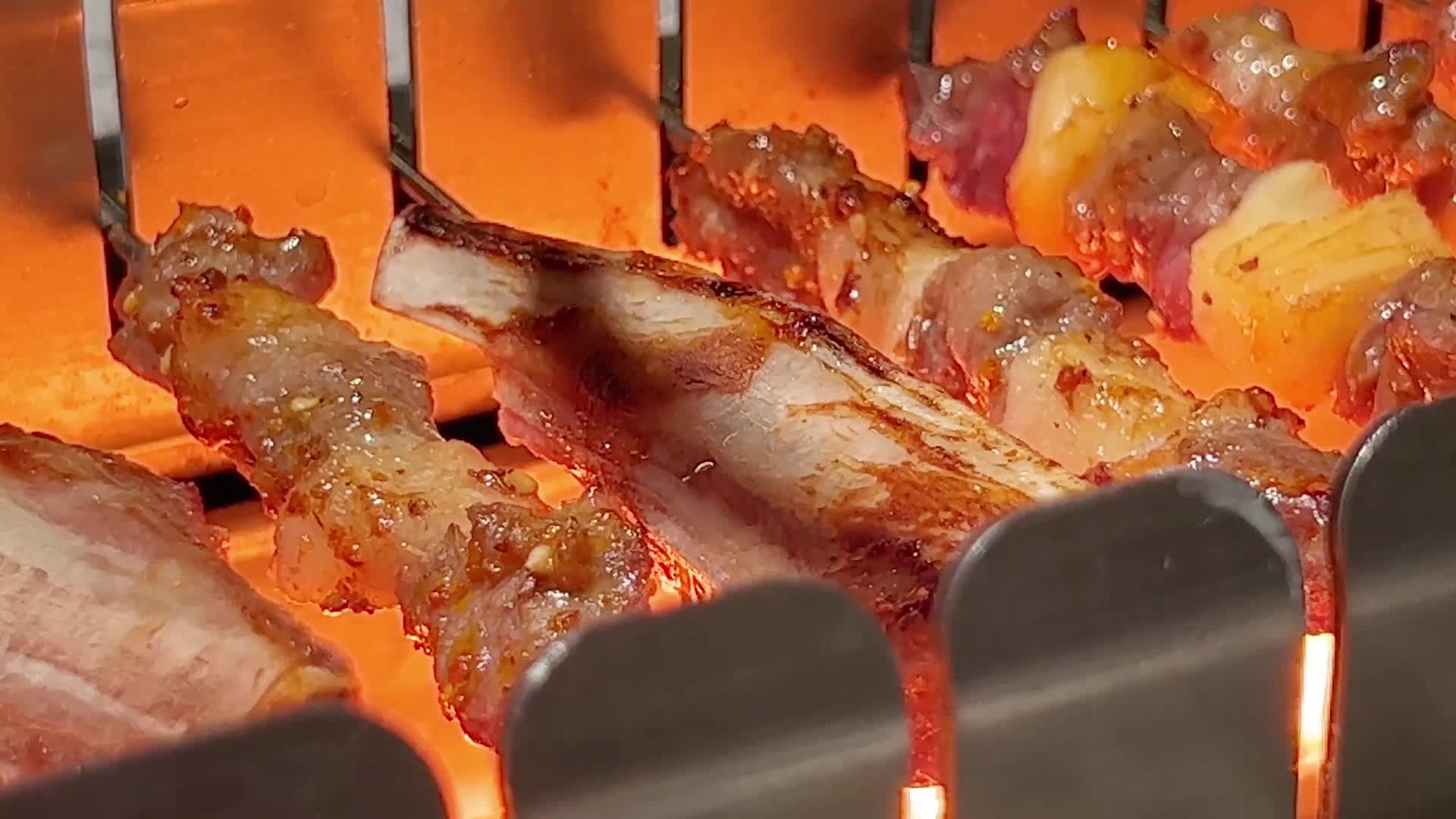 大排档烤肉烤串烧烤解馋美食电烤串视频的预览图