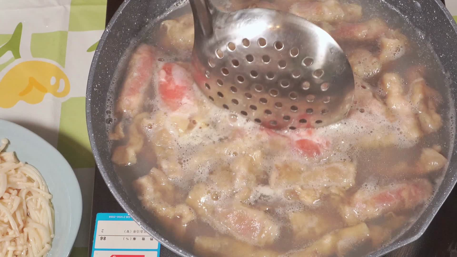 汆烫肥牛牛肉焯水做饭去血沫飞水视频的预览图
