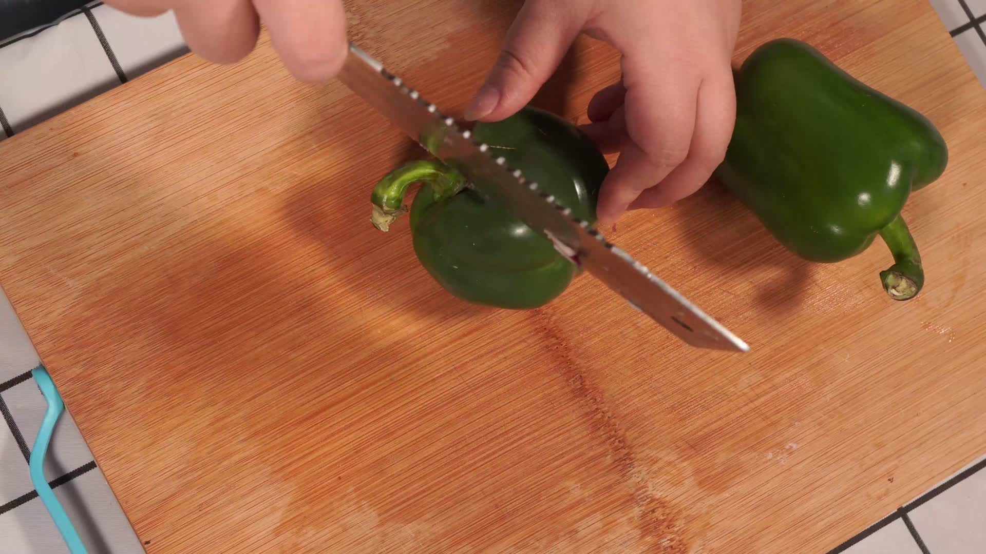 厨师切青椒块柿子椒丁视频的预览图