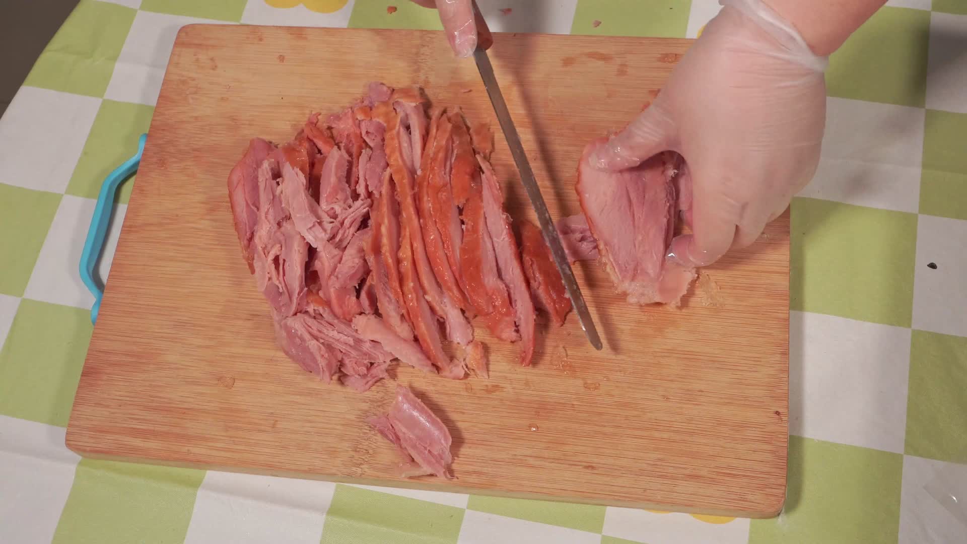 打开熟食火鸡腿切火鸡腿肉视频的预览图