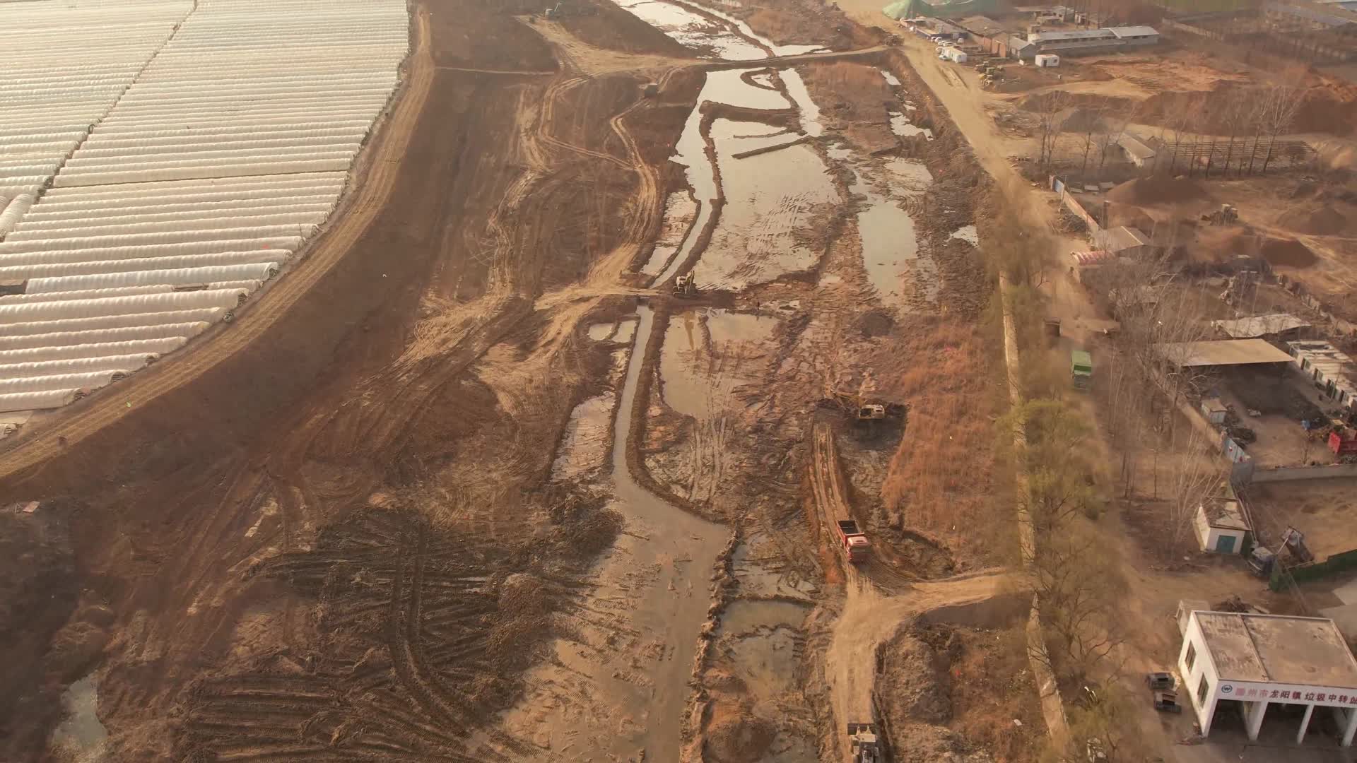河道治理扩容清淤排污挖沙车辆视频的预览图