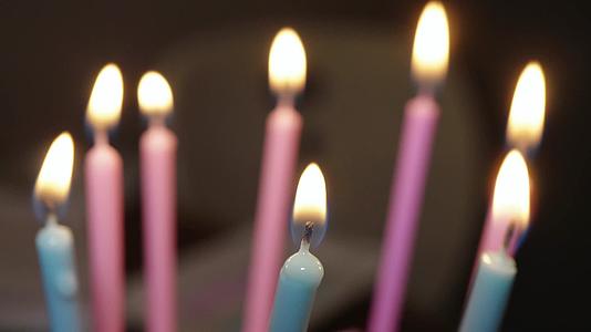 点蜡烛吹蜡烛生日蛋糕生日蜡烛视频的预览图