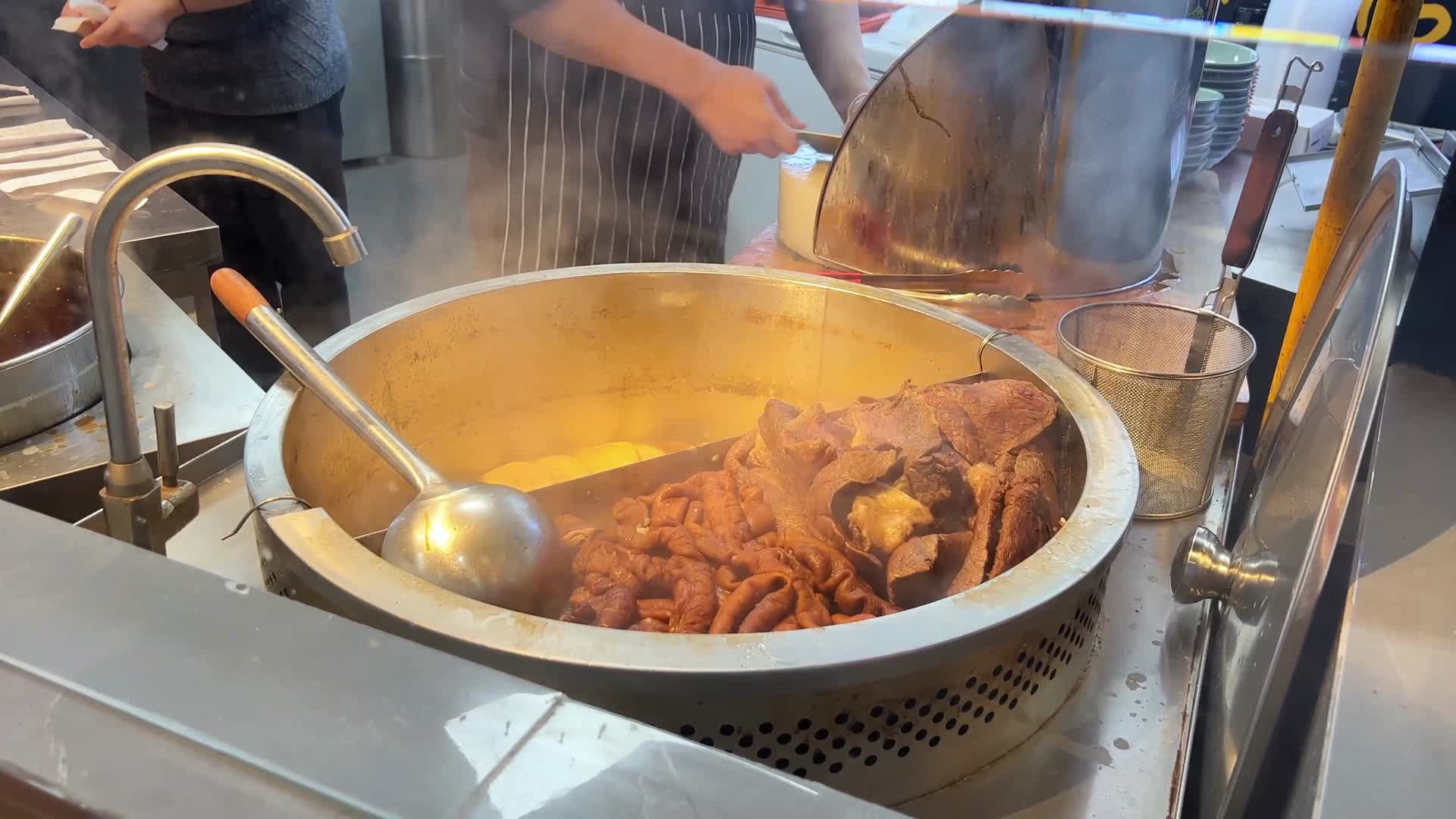炖吊子卤煮火烧老北京小吃视频的预览图