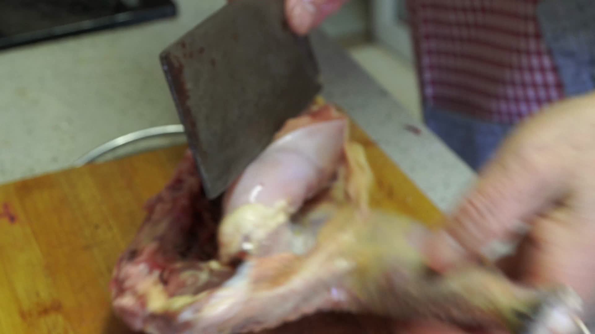 剁柴鸡拆分整鸡切鸡肉块剁鸡肉视频的预览图