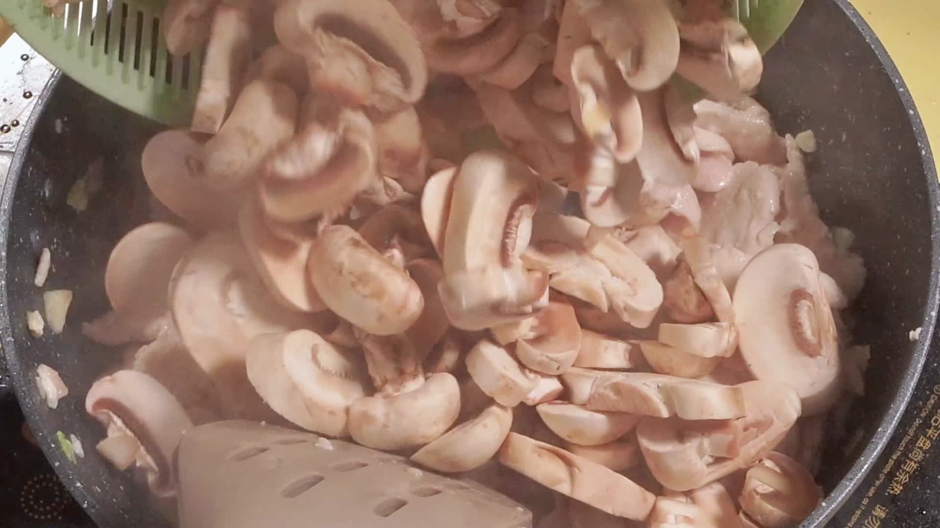 翻炒口蘑红烧蘑菇视频的预览图