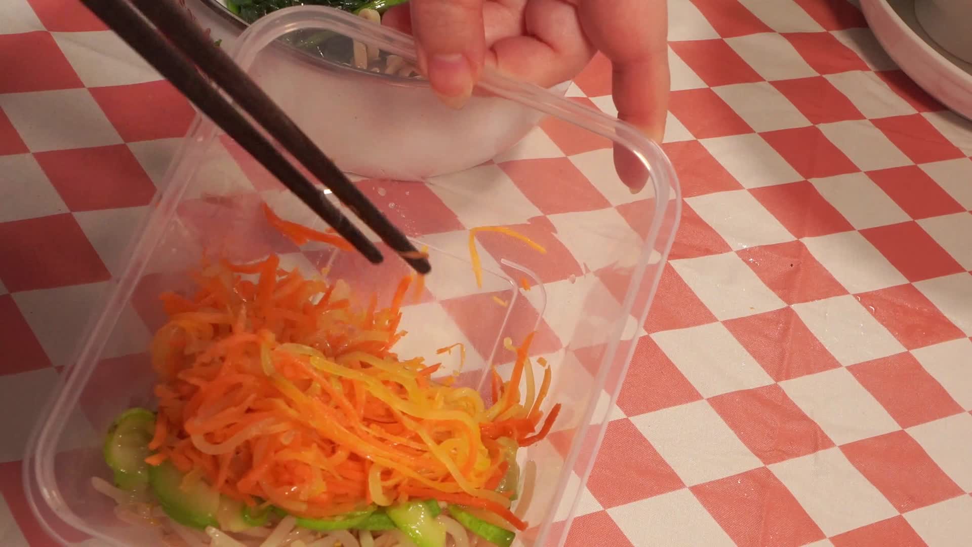饭盒打包石锅拌饭食材各种蔬菜装饭盒视频的预览图