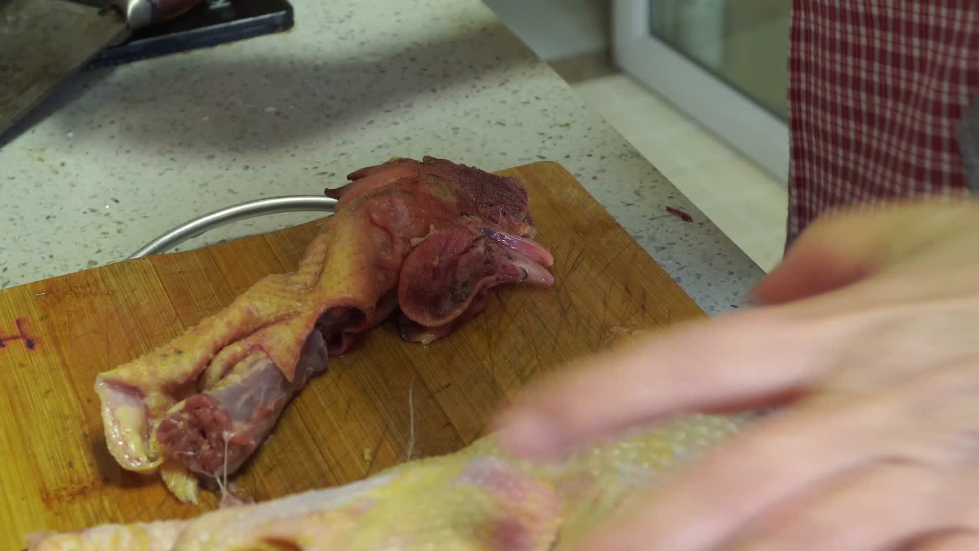 剁柴鸡拆分整鸡切鸡肉块剁鸡肉视频的预览图