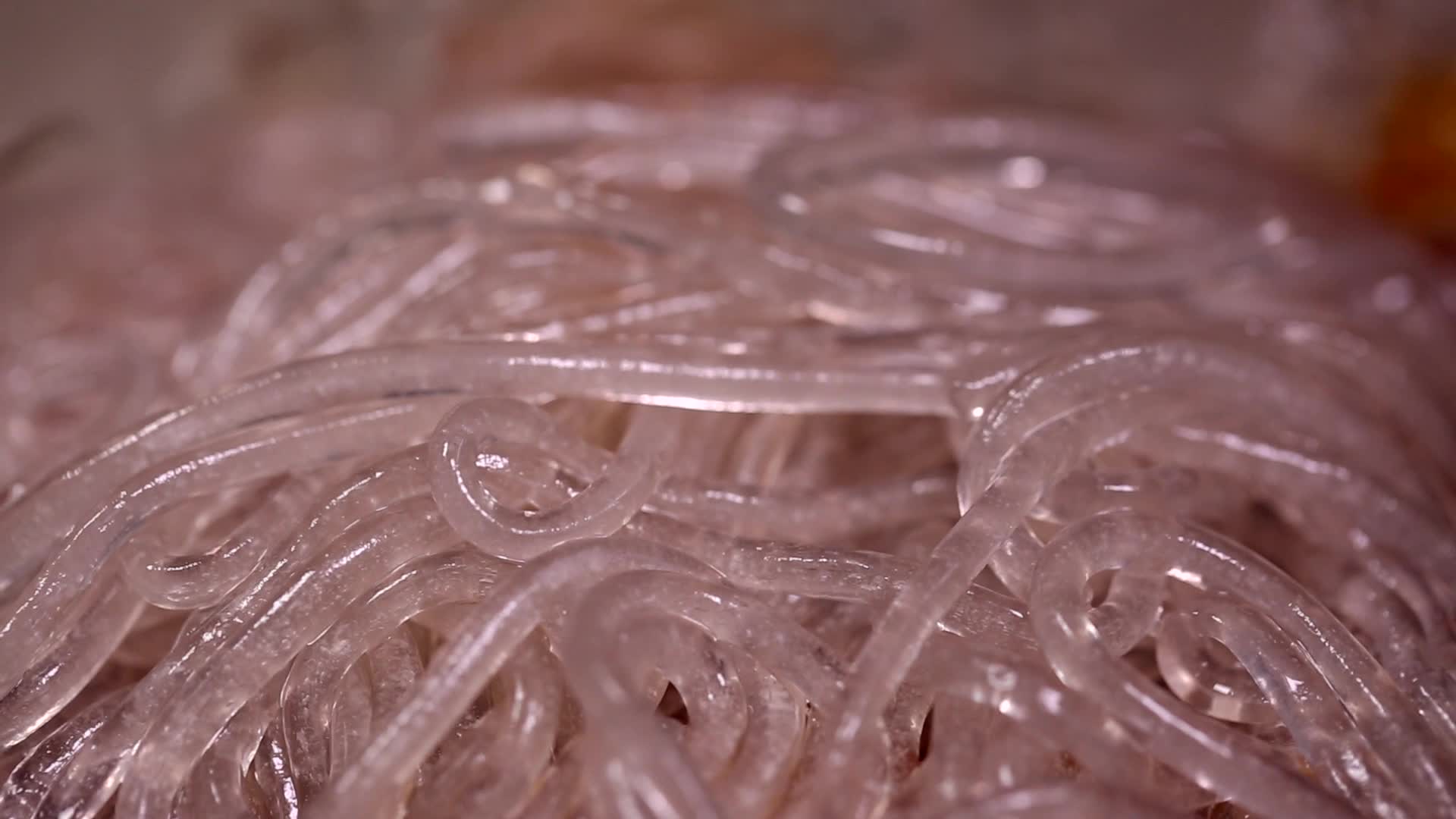 方便食品酸辣粉螺蛳粉辣椒油视频的预览图