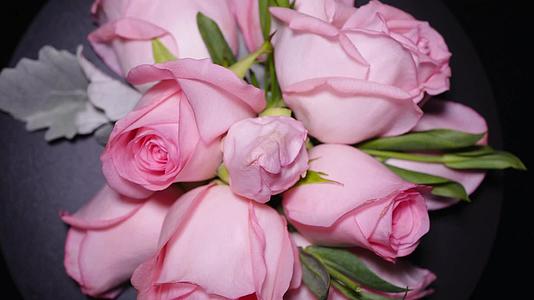 粉色玫瑰花鲜切花鲜花花卉花朵视频的预览图