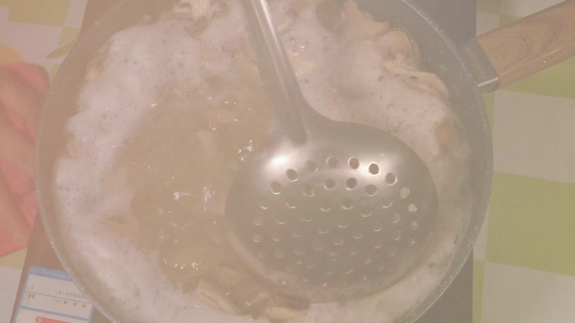 锅中加水煮蘑菇秀珍菇焯水汆烫平菇视频的预览图