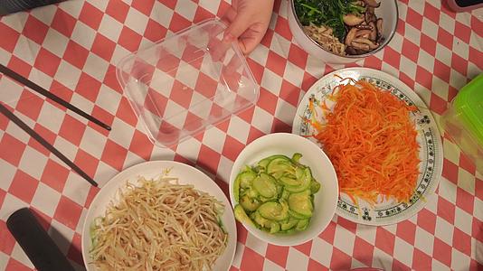 饭盒打包石锅拌饭食材各种蔬菜装饭盒视频的预览图