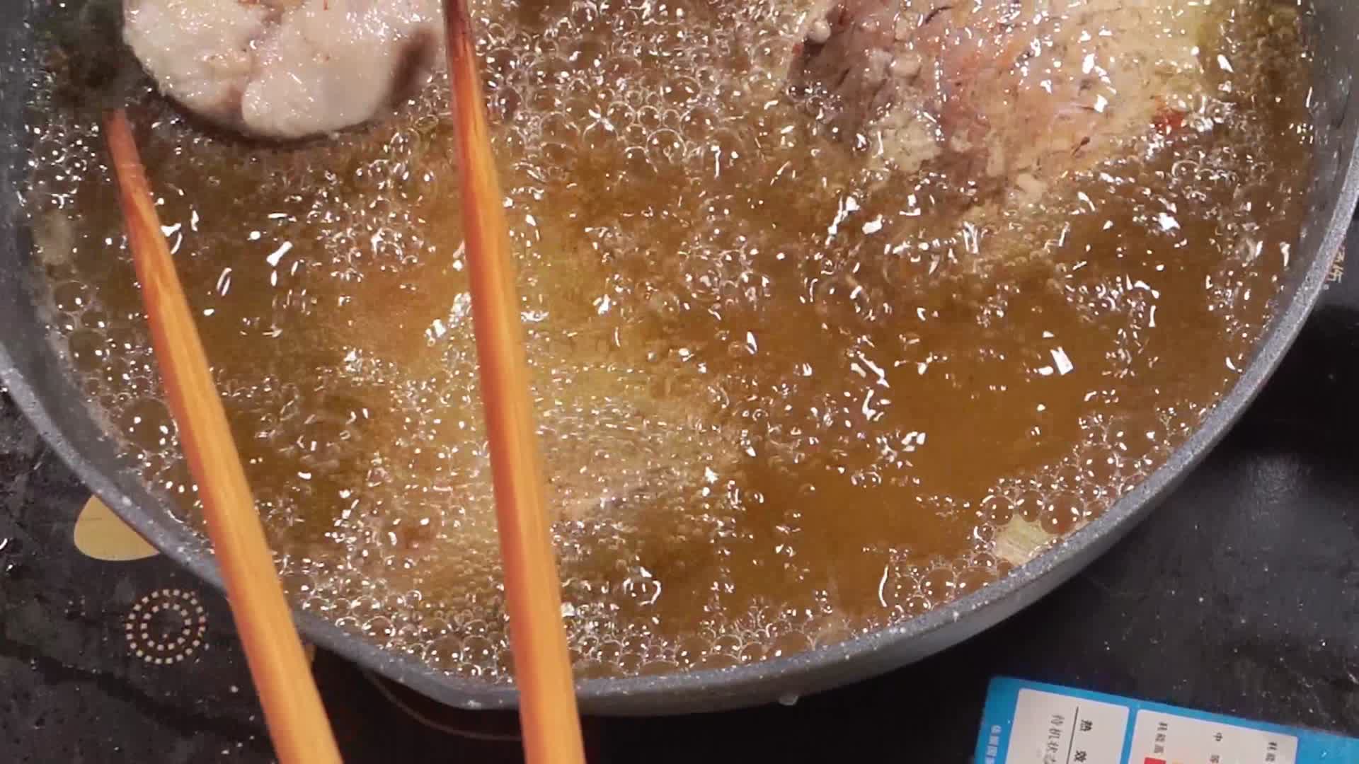 锅中加油炸鱼块油炸草鱼视频的预览图