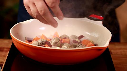 红烩海鲜焖煮海鲜西餐主厨制作扇贝大虾视频的预览图
