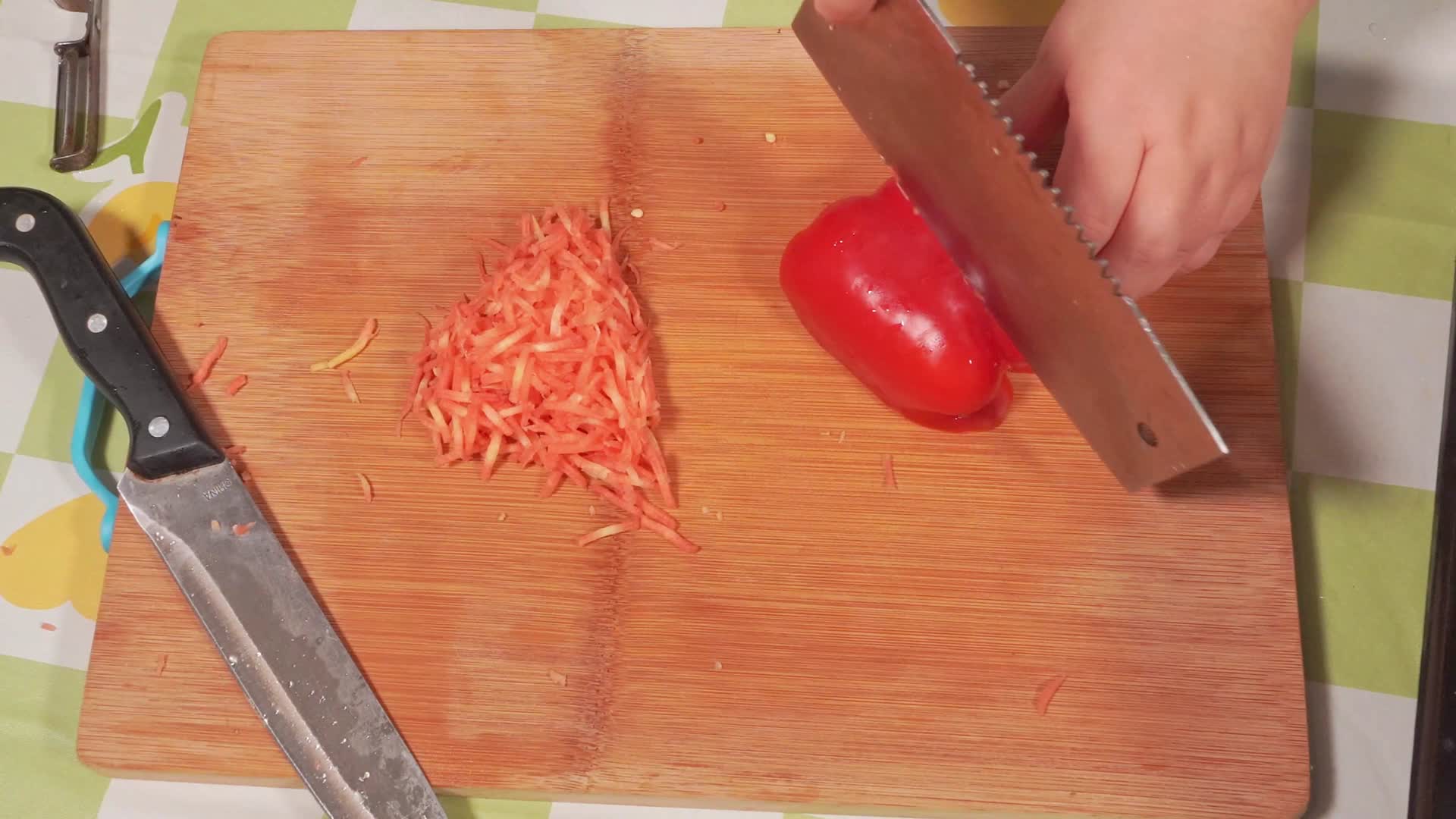 红柿子椒彩椒甜椒切块切丝切菜视频的预览图