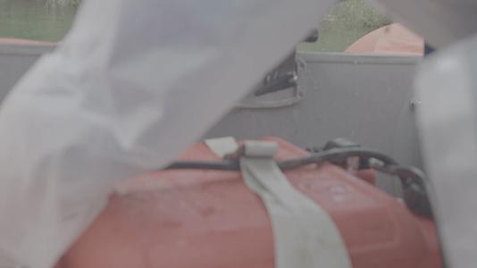 4kw1冲锋艇启动人物动作特写户外实景拍摄视频的预览图