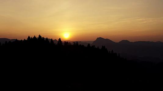 日出日落山峰视频的预览图