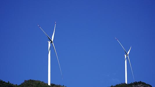 蓝天天空风车电力资源视频的预览图