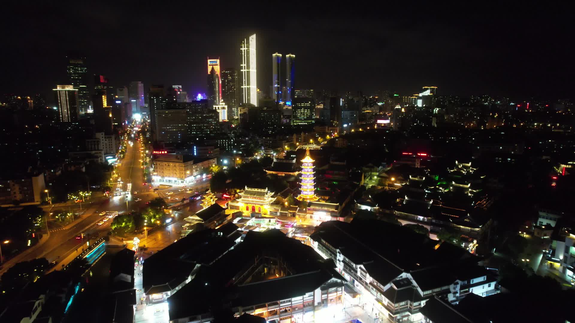 航拍江苏无锡南禅寺步行街夜景视频的预览图
