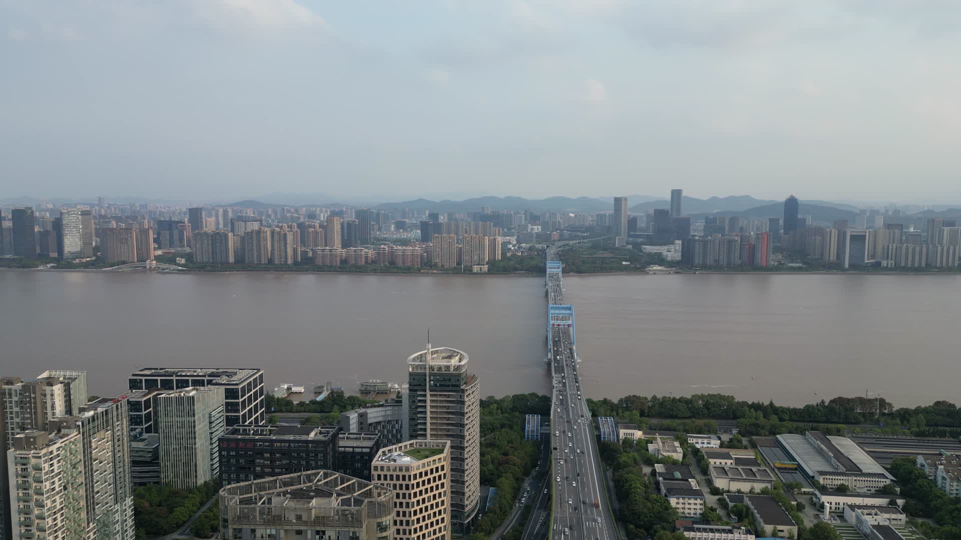 航拍浙江杭州复兴大桥视频的预览图