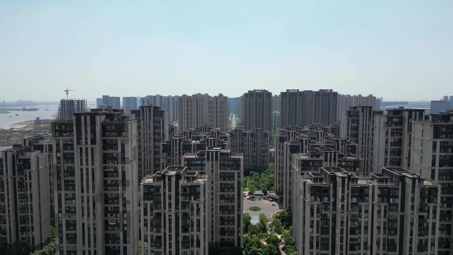 航拍城市高层住宅建筑视频的预览图