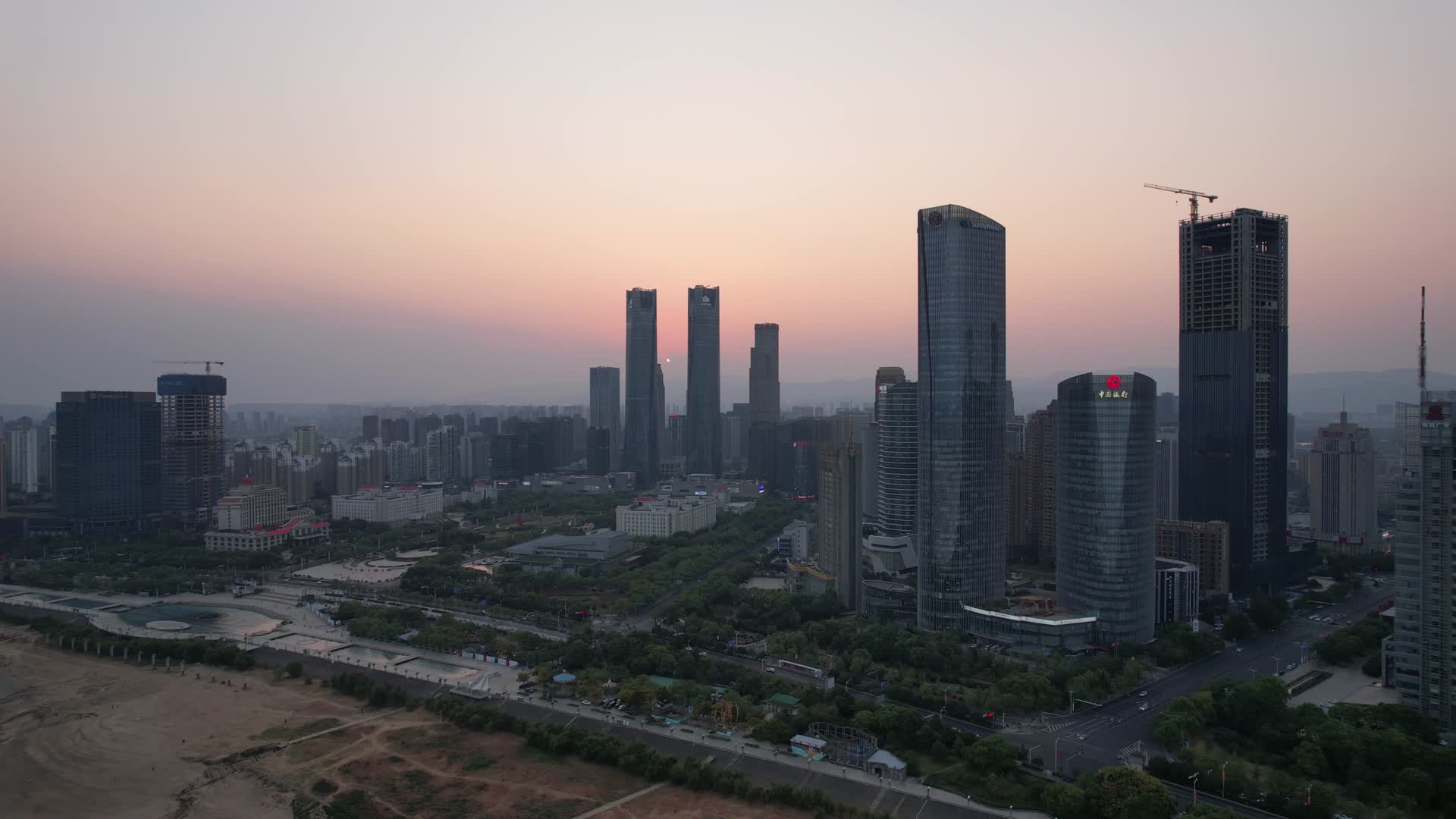 航拍江西南昌城市日落夕阳视频的预览图