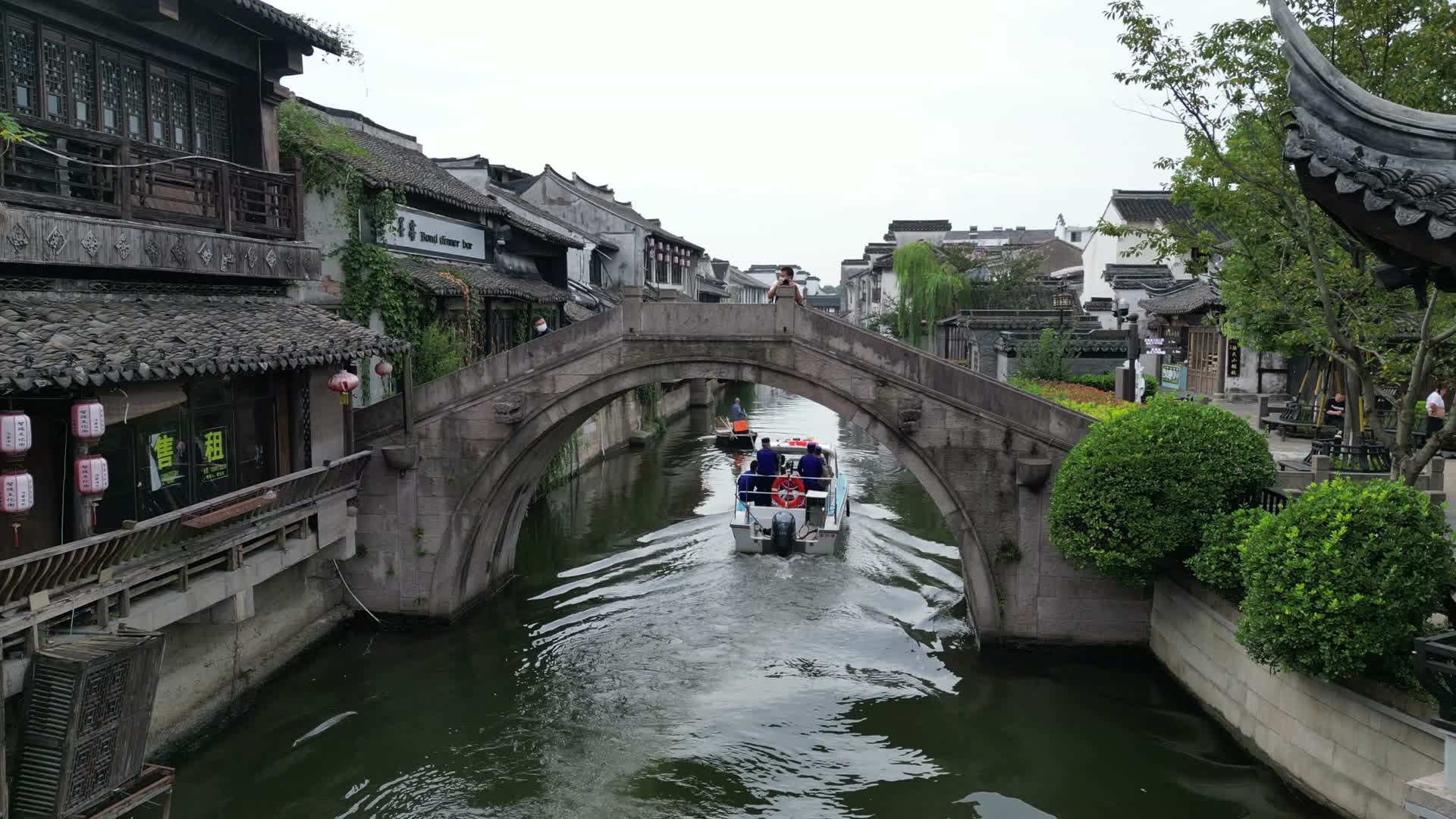 航拍浙江嘉兴西塘古镇景区视频的预览图