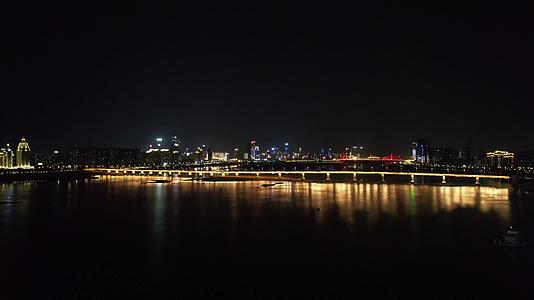 航拍江西南昌大桥夜景视频的预览图